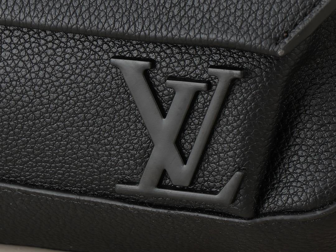 Louis Vuitton Messenger Bag